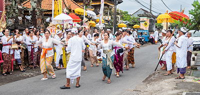 rustige tempelceremonie in bali zonder toeristen