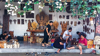 winkel met traditioneel houtsnijwerk in bali